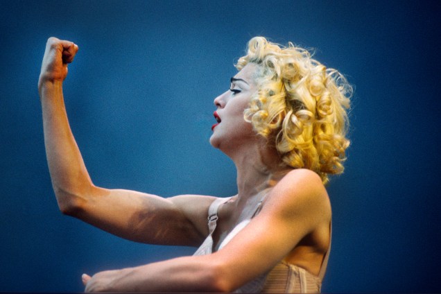A cantora Madonna na turnê 'Blonde Ambition', em 1990