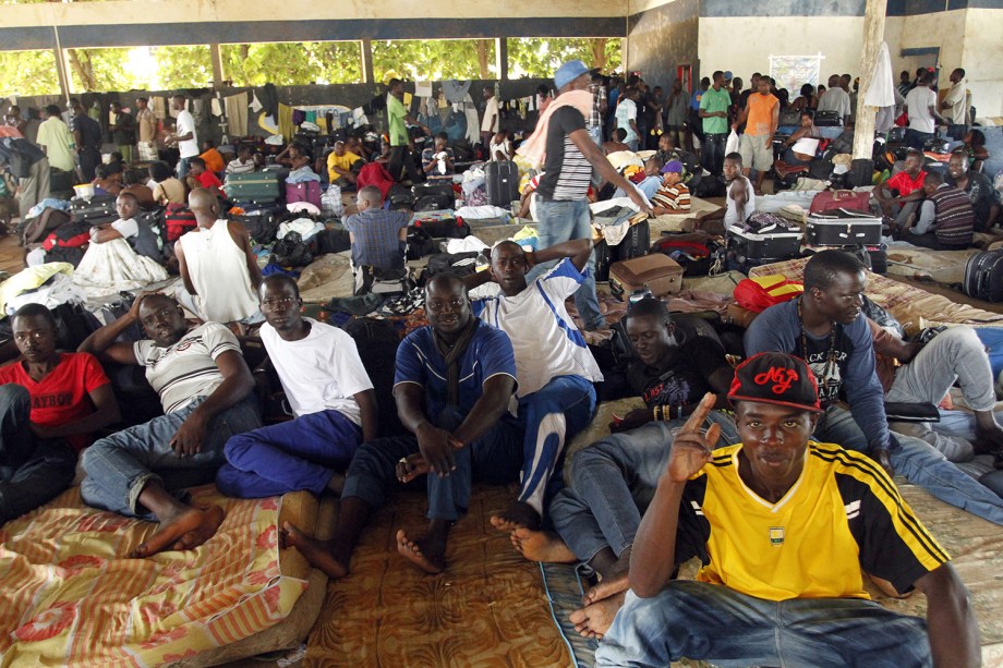 Haitianos acampados no centro de triagem na pequena cidade de Brasileia, ao sul do Acre, à espera do visto de permanência no Brasil - 09/04/2013