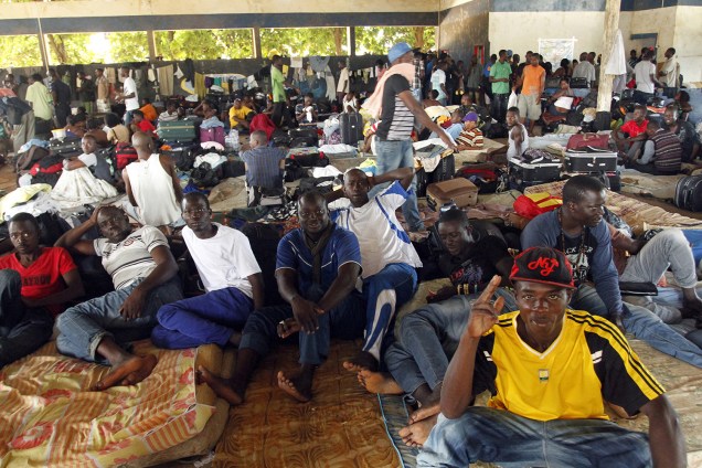 Haitianos acampados no centro de triagem na pequena cidade de Brasileia, ao sul do Acre, à espera do visto de permanência no Brasil - 09/04/2013