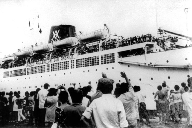 Navio com imigrantes espanhóis, partindo com destino ao Brasil - 1950