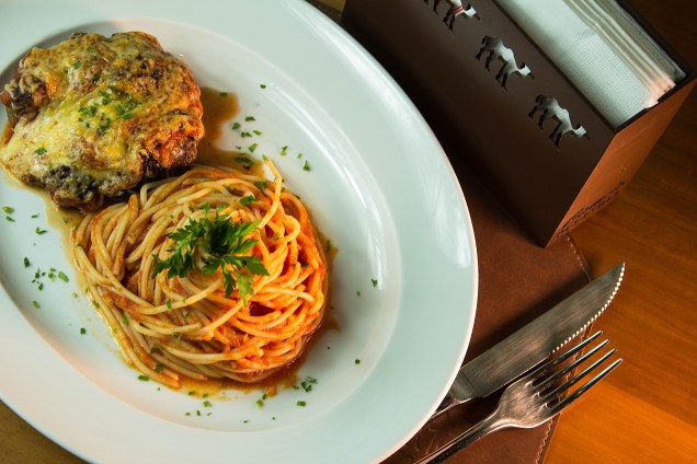 Spaghetti com polpetone é uma das receitas que compõem o Menu Comer & Beber do restaurante Camelo, no Rio de Janeiro