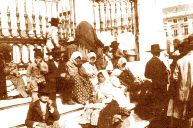 Imigrantes portugueses à espera do navio para o Brasil, em meados do século XX.
