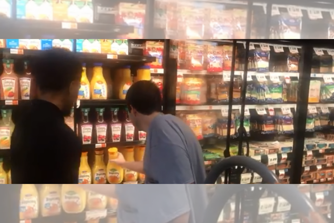 supermercado jovem autista ajuda funcionário recompensa