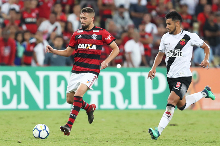 O jogador Léo Duarte (esq), do Flamengo, durante partida contra o Vasco