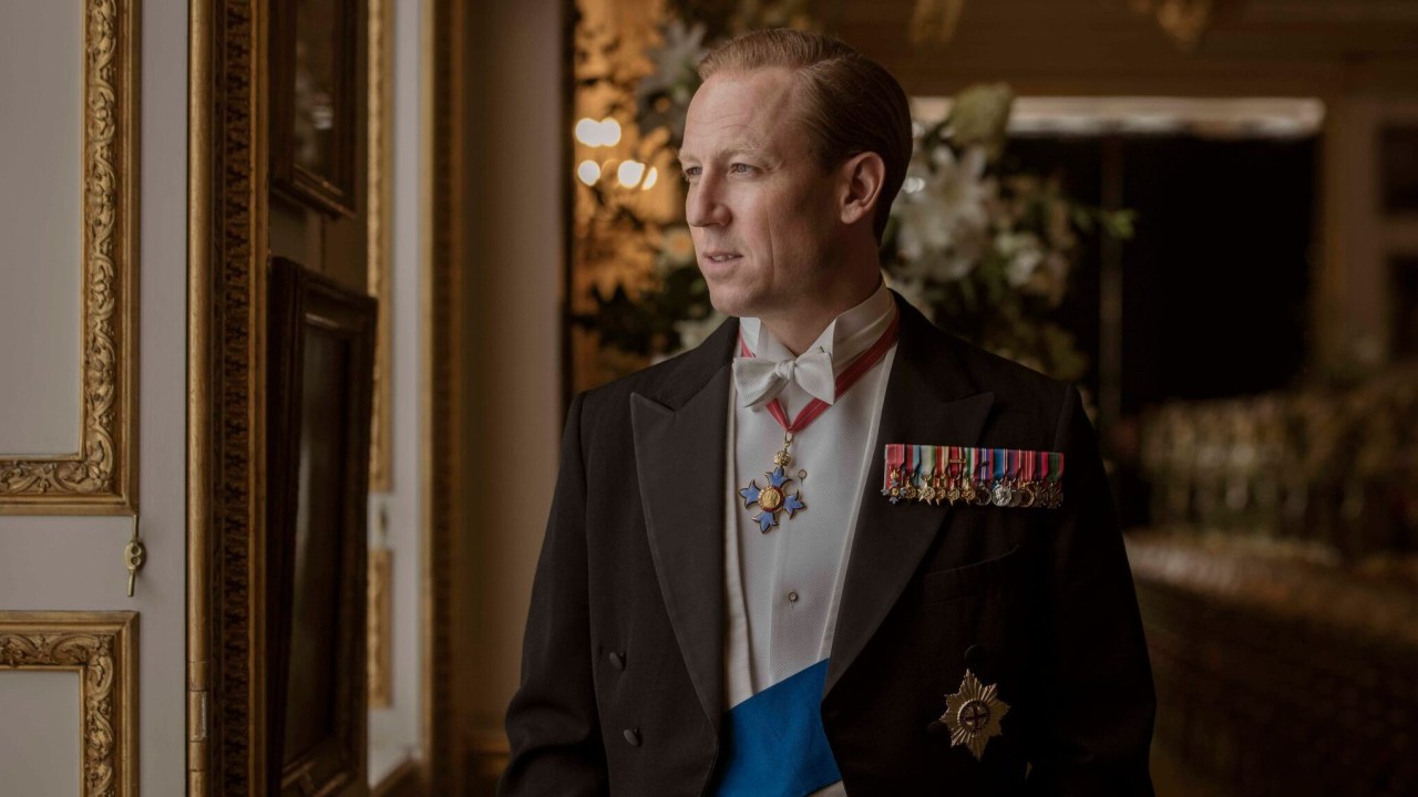 Tobias Menzies como príncipe Philip, marido de Elizabeth II, em The Crown