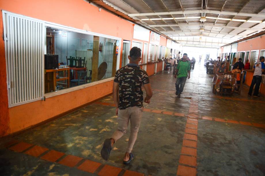 Mercado Municipal de Santa Elena, com muitas lojas fechadas