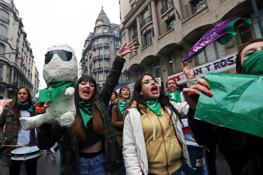 Manifestantes a favor da legalização do aborto aguardam resultado da votação em frente ao Congresso de Buenos Aires - 08/08/2018