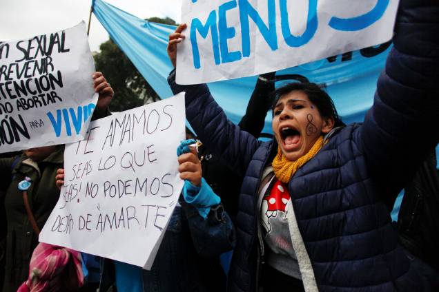 Manifestantes contra a legalização do aborto aguardam resultado da votação em frente ao Congresso de Buenos Aires - 08/08/2018 Manifestantes contra a legalização do aborto aguardam resultado da votação em frente ao Congresso de Buenos Aires - 08/08/2018