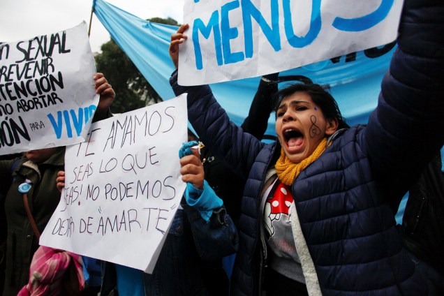 Manifestantes contra a legalização do aborto aguardam resultado da votação em frente ao Congresso de Buenos Aires - 08/08/2018