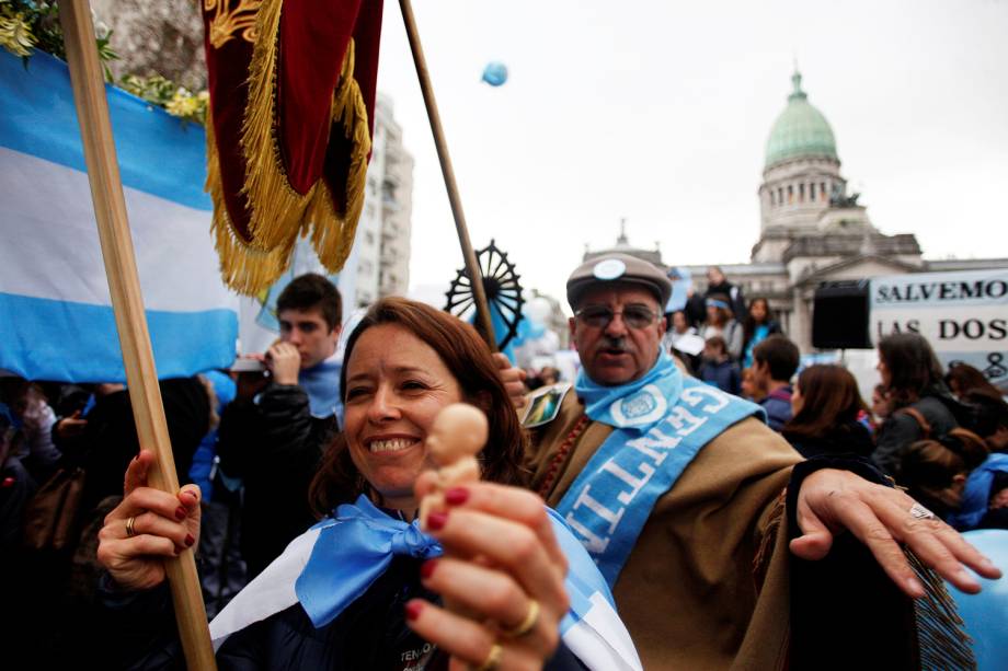 Manifestantes contra a legalização do aborto aguardam resultado da votação em frente ao Congresso de Buenos Aires - 08/08/2018