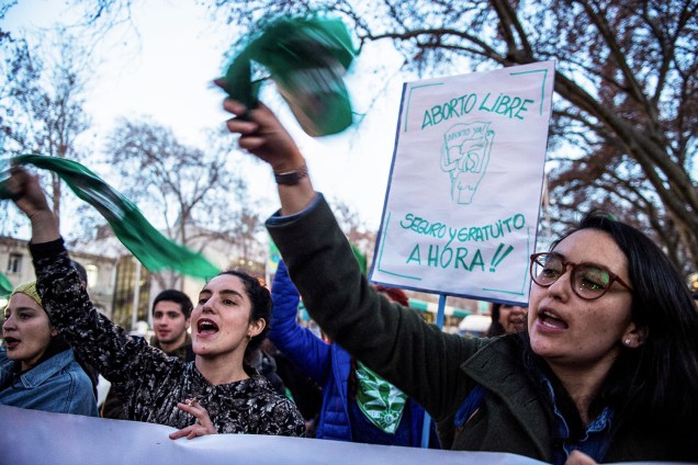 Manifestantes a favor da legalização do aborto protestam na frente da embaixada argentina no Chile - 08/08/2018