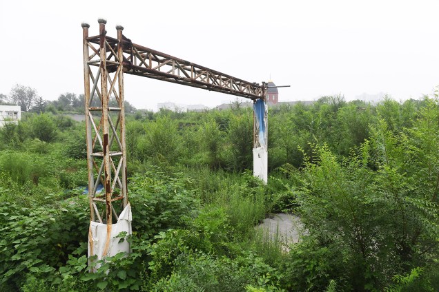 Estrutura utilizada para a linha de chegada das provas de BMX, montada para os Jogos Olímpicos de Pequim, em 2008, está abandonada, com plantas crescendo em volta  - 18/07/2018