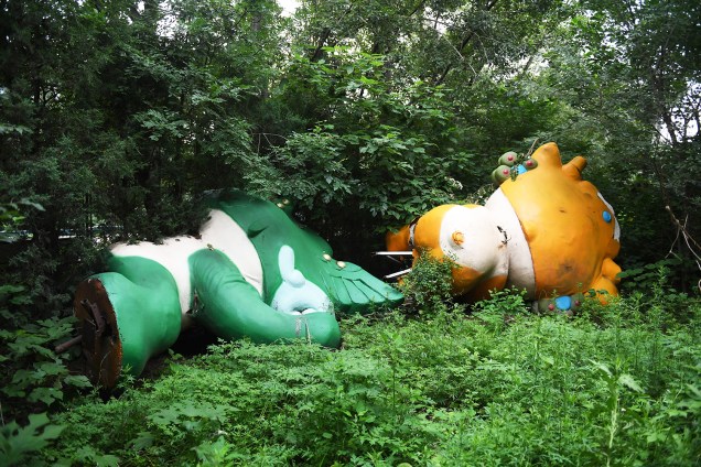 Dois dos cinco mascotes dos Jogos Olímpicos de Pequim, Nini e Yingying, são vistos em matagal  - 18/07/2018