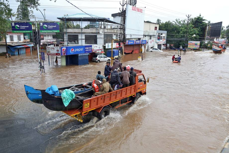 Caminhão atravessa uma rua inundada enquanto leva barcos para auxiliar no resgate de pessoas isoladas pela enchente em Aluva, no estado de Kerala, sul Índia - 18/08/2018