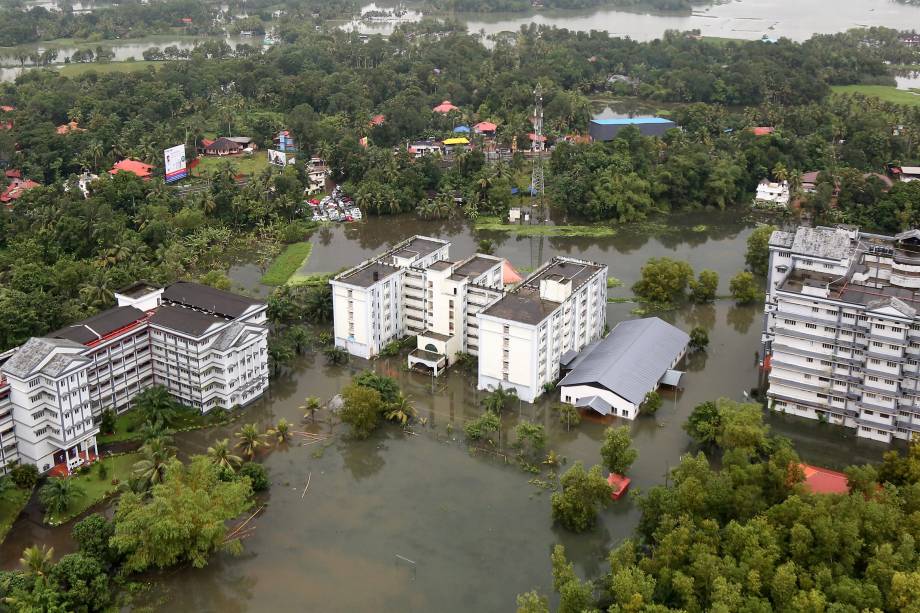 Chuvas de monção provocam inundação em uma área residencial em Kerala, no sul da Índia - 19/08/2018