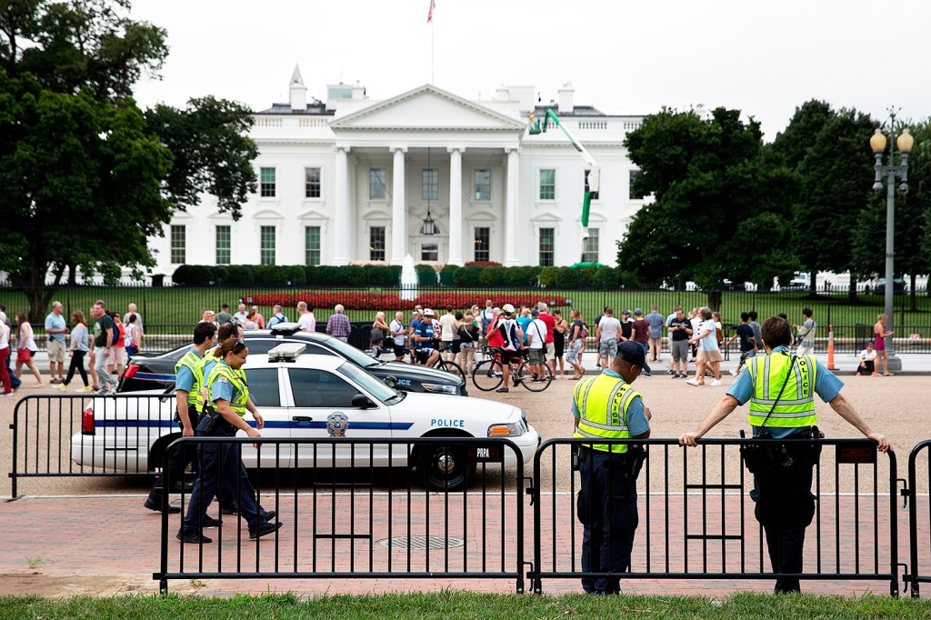 Policiais fazem patrulha nos arredores da Casa Branca, em Washington, antes de protestos de supremacistas, após 1 ano dos protestos violentos ocorridos em Charlottesville - 12/08/2018