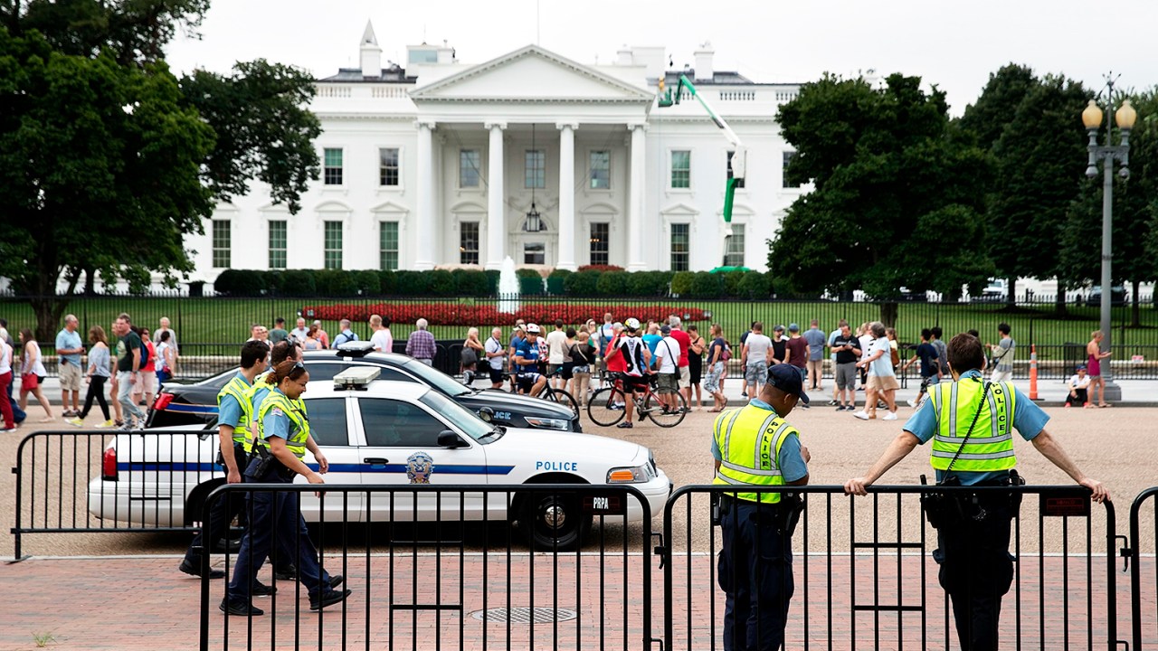 Policiais fazem patrulha nos arredores da Casa Branca, em Washington, antes de protestos de supremacistas, após 1 ano dos protestos violentos ocorridos em Charlottesville - 12/08/2018