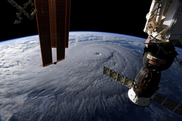 Foto tirada da Estação Espacial Internacional pelo astronauta Ricky Arnold mostra a aproximação do furacão Lane sobre o Havaí - 22/08/2018