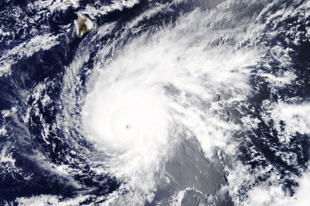 Imagem de satélite mostra a aproximação do furacão Lane sobre o Havaí, nos Estados Unidos - 22/08/2018