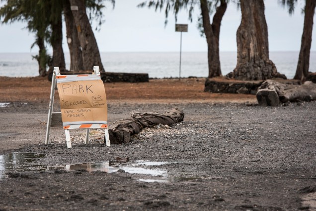 Placa indica o fechamento de praia antes da passagem do furacão Lane, no Havaí - 23/08/2018