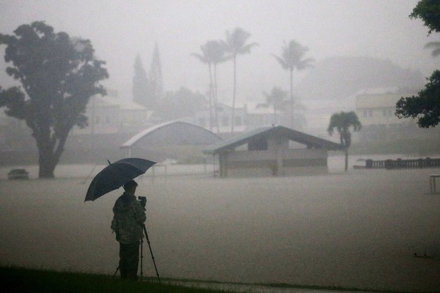 Homem registra imagens durante inundações em Hilo, no Havaí, durante a passagem do furacão Lane - 23/08/2018