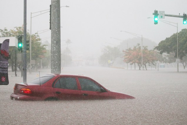 Carro fica submerso após fortes chuvas atingirem Hilo, no Havaí, durante a passagem do furacão Lane na região - 23/08/2018