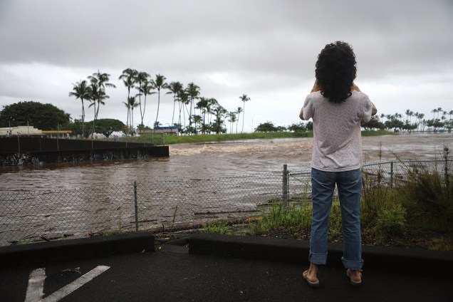 Mulher registra imagens de inundação, antes da passagem do furacão Lane em Hilo, no Havaí - 23/08/2018