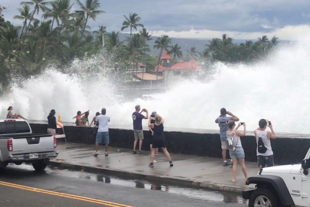Turistas fotografam ressaca em Kona, no Havaí, durante a passagem do furacão Lane na região - 23/08/2018