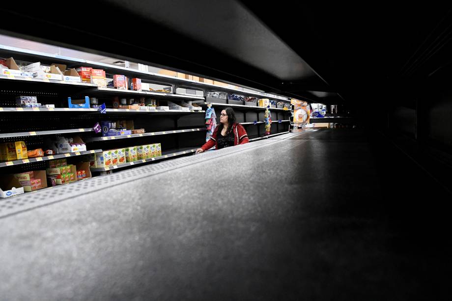 Prateleiras de supermercados são vistas vazias, antes da passagem do furacão Lane, no Havaí - 23/08/2018