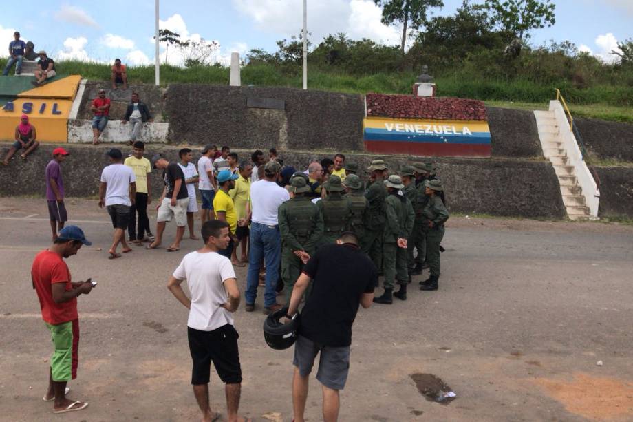 Imigrantes venezuelanos são expulsos após terem seus acampamentos destruídos em Pacaraima (RR) Imigrantes venezuelanos são expulsos após terem seus acampamentos destruídos em Pacaraima (RR)