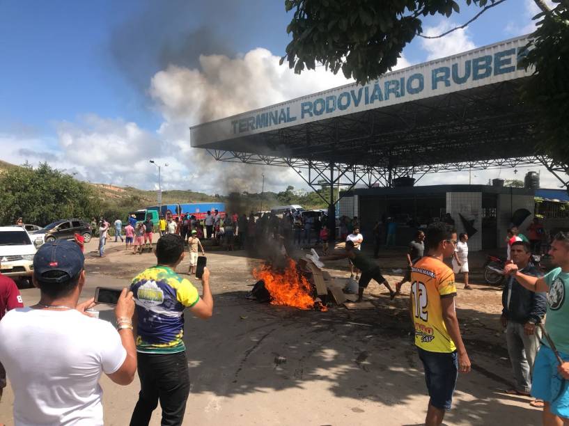 Imigrantes venezuelanos são expulsos após terem seus acampamentos destruídos em Pacaraima (RR)