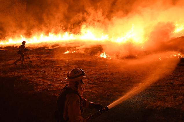 Bombeiros tentam controlar incêndio florestal no Complexo Mendocino, Califórnia - 02/08/2018