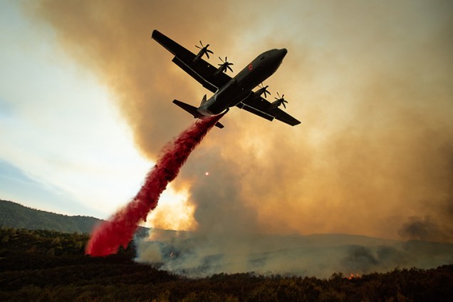 Tanque aéreo despeja retardante sob fogo de incêndio florestal no Complexo Mendocino, Califórnia - 05/08/2018