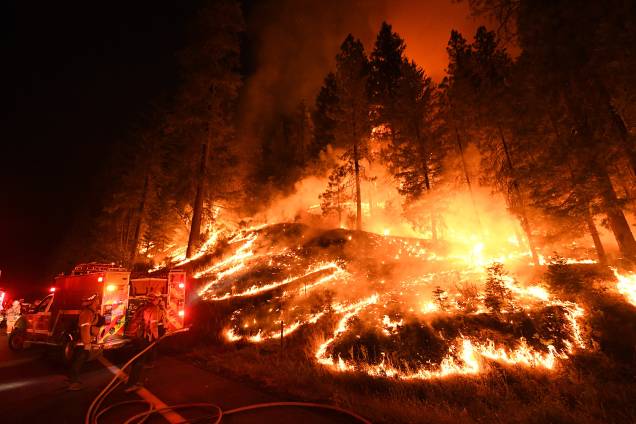 Bombeiros tentam controlar as chamas do incêndio Carr que continuam a se espalhar em direção às cidades de Douglas City e Lewiston perto de Redding, na Califórnia - 31/07/2018