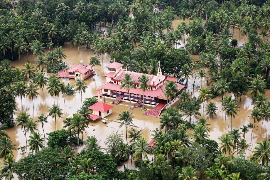 Vista aérea mostra residências parcialmente submersas no estado indiano de Kerala - 17/08/2018