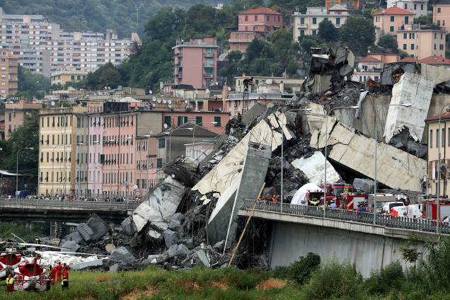 Destroços da Ponte Morandi que entrou em colapso na cidade de Gênova, Itália - 14/08/2018