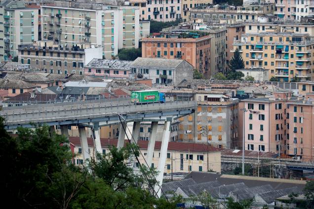 Ponte Morandi após entrar em colapso em Gênova, Itália - 14/08/2018