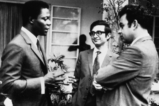 Kofi Annan conversa com seus colegas, durante sua juventude, como bolsista do MIT Sloan em 1971