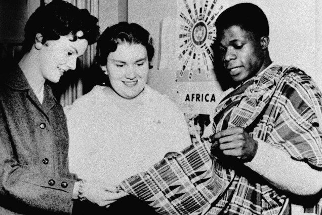 Kofi Annan mostra seu manto Kente aos colegas no Dia Internacional dos Estudantes em 1959