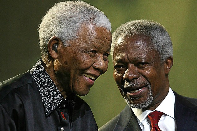 O ex-secretário Geral das Nações Unidas, Kofi Annan fala com Nelson Mandela na quinta Palestra Anual Mandela em Joanesburgo, na África do Sul em 2007