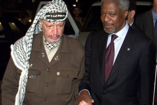 O presidente da Autoridade Palestina, Yasser Arafat, caminha com o secretário Geral da ONU, Kofi Annan, depois de um encontro na cidade de Gaza em outubro do ano 2000