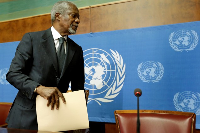 O então mediador da Liga Árabe Kofi Annan sai após uma coletiva de imprensa na sede das Nações Unidas em Genebra, na Suíca em 2012