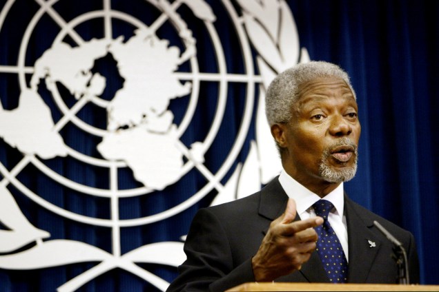 Kofi Annan durante coletiva de imprensa na sede da ONU em Nova York em 2004