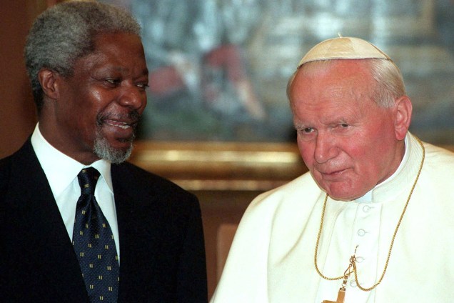 O papa João Paulo II recebe o secretário Geral da ONU, Kofi Annan, durante audiência privada no Vaticano em abril de 1997