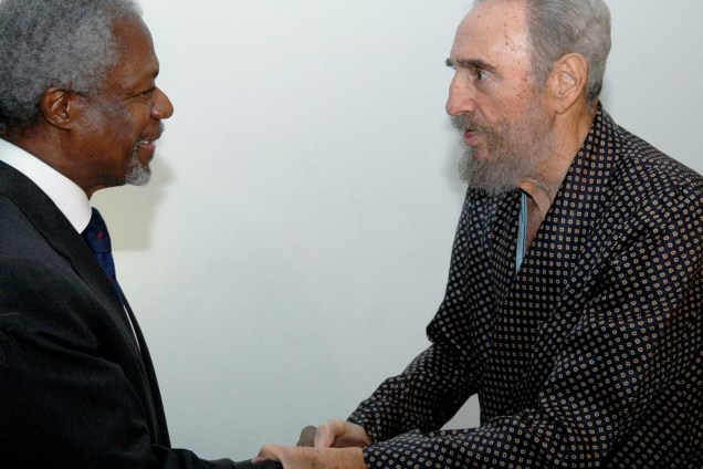O ex-ditador cubano, Fidel Castro, recebe a visita do secretário Geral da ONU, Kofi Annan, em Havana, em setembro de 2006