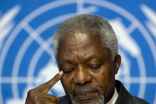 O então secretário Geral da Onu, Kofi Annan, gesticula durante coletiva de imprensa na sede europeia das Nações Unidas em Genebra, Suíça, em outubro de 2005