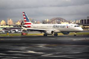 ERJ-190 da America Airlines no aeroporto de LaGuardia em Nova York, Estados Unidos
