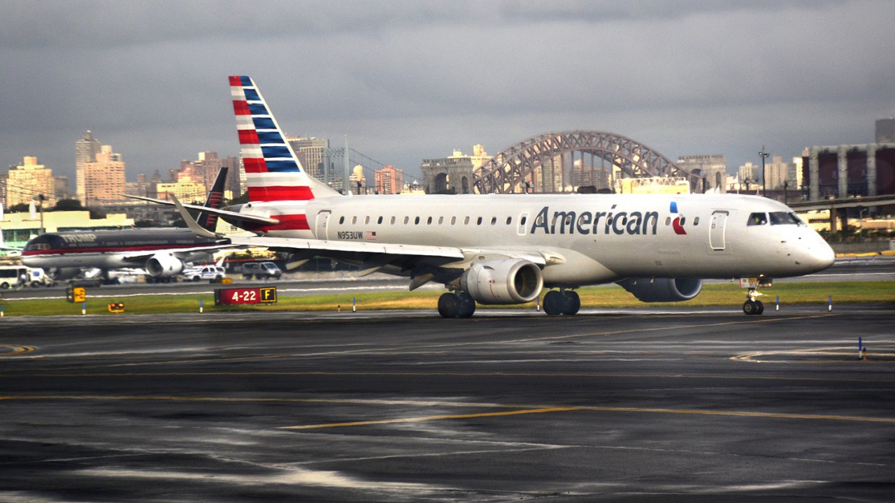 ERJ-190 da America Airlines no aeroporto de LaGuardia em Nova York, Estados Unidos - 07/09/2016