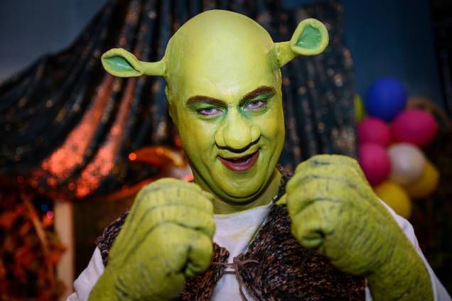 O governador da Baviera, Markus Söder se veste com roupa do personagem 'Shrek', durante a celebração do Carnaval em Wurtzburgo, na Alemanha - 21/02/2014