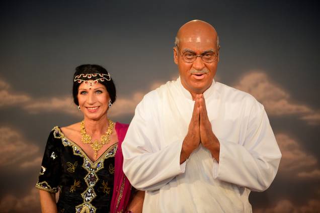 O governador da Baviera, Markus Soder, posa para foto vestido como o ativista indiano Mahatma Gandhi, ao lado de sua esposa Karin Baumueller-Soeder, durante a celebração do Carnaval em Veitshoechheim, na Alemanha - 06/02/2015